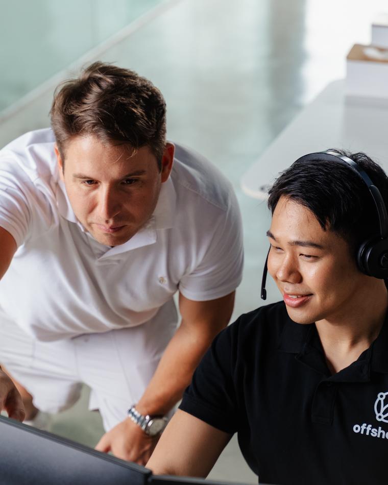 An Offshored team member working alongside the Australian founder in the Manila office